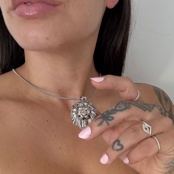 Noir NYC silver lion pendant necklace - Picture 2 of 4